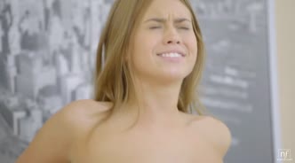 Цыпочка в белом топе отсасывает хер хахаля на диване и дает в киску