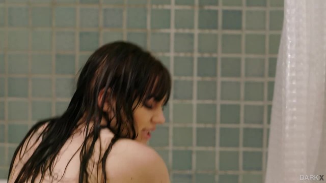 Негр трахает симпатичную белую красотку