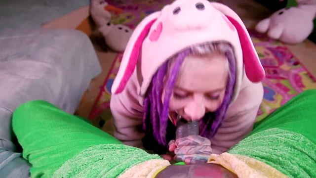 Неформалка в розовой пижаме сосет татуированный хуй