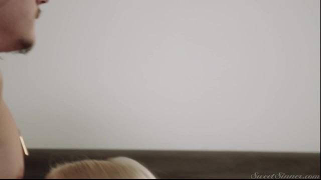 Телка привела домой нового парня и трахнула