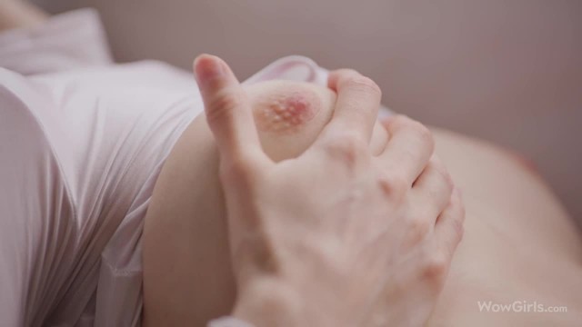 Тощая целка пытается кончить от пальцев