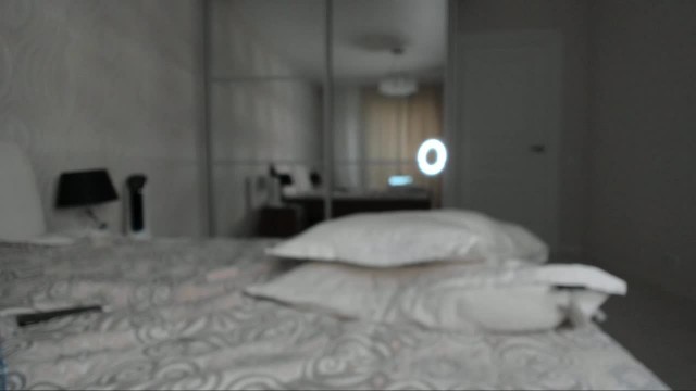 Соблазнительная веб-моделька и ловенс в её киске.